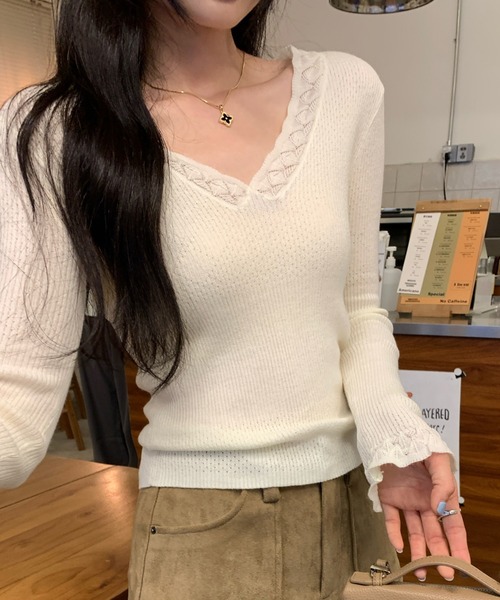 AMAJI（アマジ）の「Vネック タイトニットトップス（ニット/セーター・レディース・ホワイト/ブラック/グレー・SMALL/MEDIUM/LARGE）」の2枚目の写真
