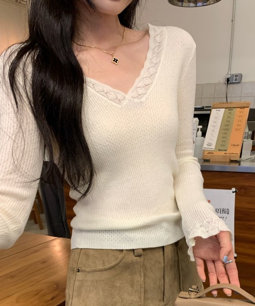 AMAJI（アマジ）の「Vネック タイトニットトップス（ニット/セーター・レディース・ホワイト/ブラック/グレー・SMALL/MEDIUM/LARGE）」の4枚目の写真