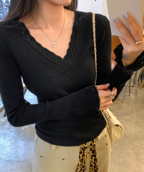 AMAJI（アマジ）の「Vネック タイトニットトップス（ニット/セーター・レディース・ホワイト/ブラック/グレー・SMALL/MEDIUM/LARGE）」の5枚目の写真
