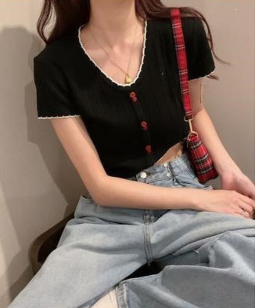&soiree(アンドソワレ)の「赤ボタンVネックパイピングトップス(その他トップス・レディース・ホワイト/ピンク/イエロー/レッド/パープル/ブラック・SMALL/MEDIUM/LARGE/X-LARGE)」の3枚目の写真