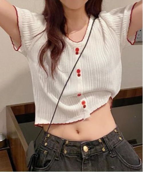&soiree(アンドソワレ)の「赤ボタンVネックパイピングトップス(その他トップス・レディース・ホワイト/ピンク/イエロー/レッド/パープル/ブラック・SMALL/MEDIUM/LARGE/X-LARGE)」の10枚目の写真