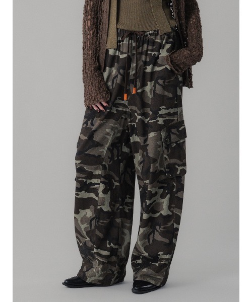 ELCHELE(エルチェレ)の「CAMOUFLAGE CAGO PANTS(デニムパンツ・レディース・グレー/カーキ・38/36)」の3枚目の写真