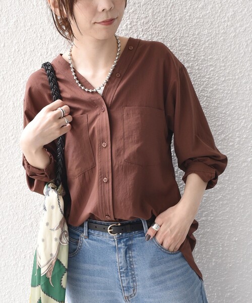 SHIPS Colors（シップス カラーズ）の「SHIPS Colors:〈手洗い可能〉ワッシャー Vネック ポケット シャツ 2（シャツ/ブラウス・レディース・オフホワイト/ブラウン/ワイン/ブラック・ONE SIZE）」の3枚目の写真