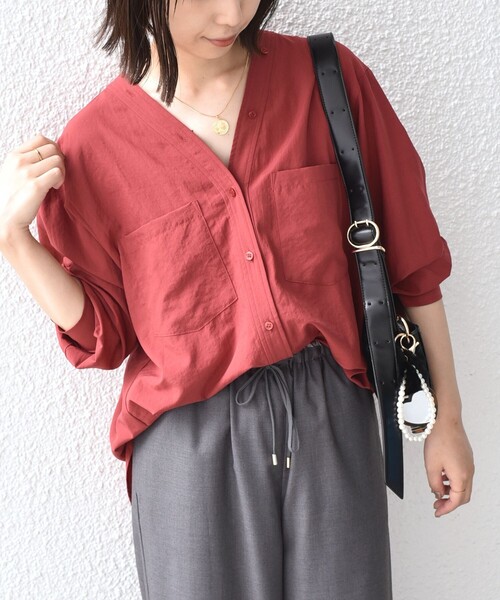 SHIPS Colors（シップス カラーズ）の「SHIPS Colors:〈手洗い可能〉ワッシャー Vネック ポケット シャツ 2（シャツ/ブラウス・レディース・オフホワイト/ブラウン/ワイン/ブラック・ONE SIZE）」の4枚目の写真