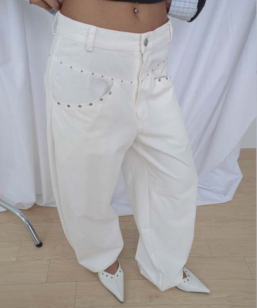 CHICKS(チックス)の「ローレイズスタッズラインコットンパンツアイ(その他パンツ・レディース・アイボリー・ONE SIZE/TWO)」の1枚目の写真