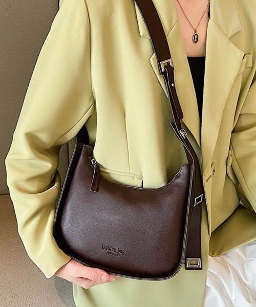 TONE SELECT GOODS(トーンセレクトグッズ)の「urbanfemine./シンプル コンパクト ショルダーバッグ U7662(ショルダーバッグ・レディース・ブラウン/ダークブラウン/ブラック/ホワイト・FREE)」の3枚目の写真