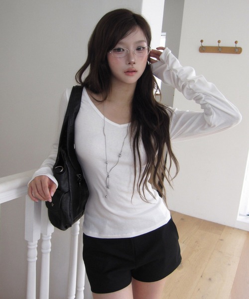 modimood（モディムード）の「MOMU [MADE] 袖シャーリング華奢見えディープＶネックTシャツ（Tシャツ/カットソー・レディース・ブラウン/グレー/ホワイト・2/1）」の2枚目の写真
