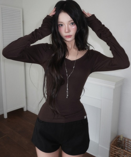 modimood（モディムード）の「MOMU [MADE] 袖シャーリング華奢見えディープＶネックTシャツ（Tシャツ/カットソー・レディース・ブラウン/グレー/ホワイト・2/1）」の16枚目の写真