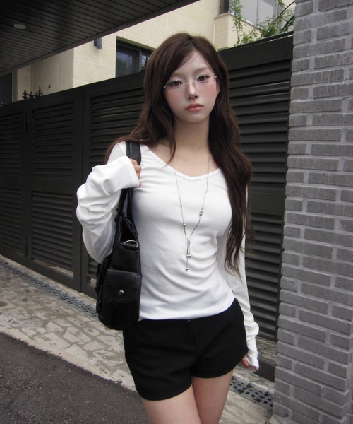 modimood（モディムード）の「MOMU [MADE] 袖シャーリング華奢見えディープＶネックTシャツ（Tシャツ/カットソー・レディース・ブラウン/グレー/ホワイト・2/1）」の11枚目の写真