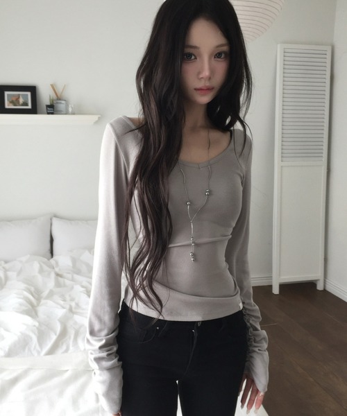 modimood（モディムード）の「MOMU [MADE] 袖シャーリング華奢見えディープＶネックTシャツ（Tシャツ/カットソー・レディース・ブラウン/グレー/ホワイト・2/1）」の4枚目の写真