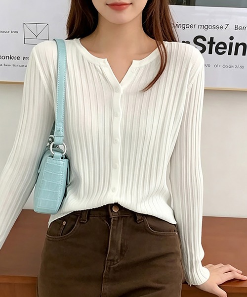 Doux Belle(ドゥーベル)の「リブ編みキーネックフロントボタン長袖ニット(ニット/セーター・レディース・ブラック/ホワイト/ベージュ/ブルー/グレイッシュベージュ/パープル・FREE)」の2枚目の写真