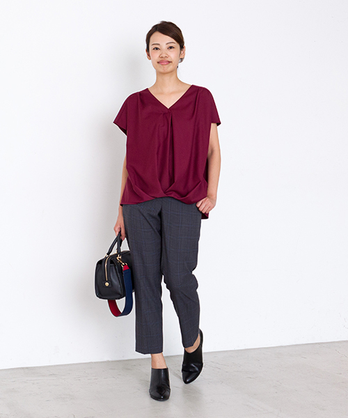 NATURAL BEAUTY BASIC（ナチュラルビューティーベーシック）の「フロントタックブラウス（シャツ/ブラウス・レディース・ネイビー/ホワイト系その他/ボルドー・SMALL/MEDIUM）」の6枚目の写真