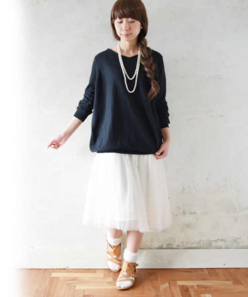 and it_（アンドイット）の「シンプルロングゆったりコットンニット【綿ニット】（ニット/セーター・レディース・オフホワイト/杢グレー/ブラック/ネイビー/グレイッシュベージュ/バーガンディー/ダークグリーン/ロイヤルブルー/マスタード/ブルー・M-L/4L～5L/LL～3L）」の4枚目の写真