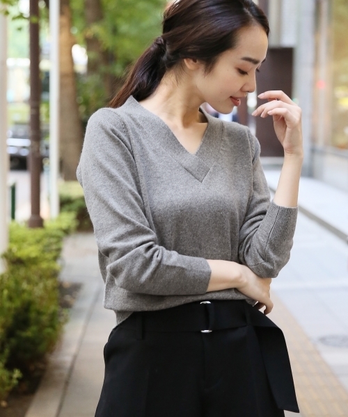 A part by(アパートバイ)の「9GAcNyW VネックPO 736768 (ニット/セーター・レディース・レッド系その他/ホワイト/グレー/ブラック/キャメル/レッド・LARGE/MEDIUM)」の4枚目の写真