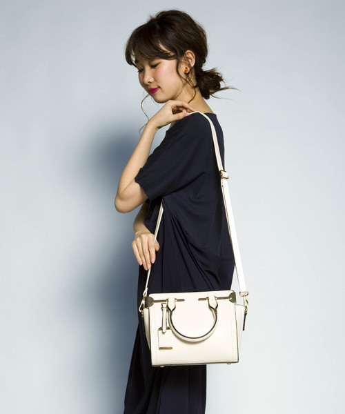 PLAIN CLOTHING（プレーンクロージング）の「メタルパーツハンドバッグ/ショルダーバッグ【PLAIN CLOTHING】（ショルダーバッグ・レディース・グレー/レッド/キャメル/ブラック/アイボリー・FREE）」の2枚目の写真