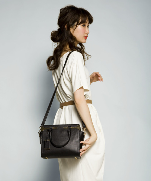 PLAIN CLOTHING（プレーンクロージング）の「メタルパーツハンドバッグ/ショルダーバッグ【PLAIN CLOTHING】（ショルダーバッグ・レディース・グレー/レッド/キャメル/ブラック/アイボリー・FREE）」の3枚目の写真