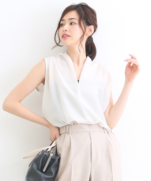 qualite(カリテ)の「Vネックブラウスノースリブ(シャツ/ブラウス・レディース・アイボリー/カーキ/ホワイト/ネイビー・38)」の3枚目の写真