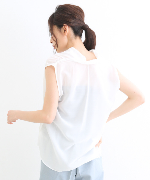 qualite(カリテ)の「Vネックブラウスノースリブ(シャツ/ブラウス・レディース・アイボリー/カーキ/ホワイト/ネイビー・38)」の7枚目の写真