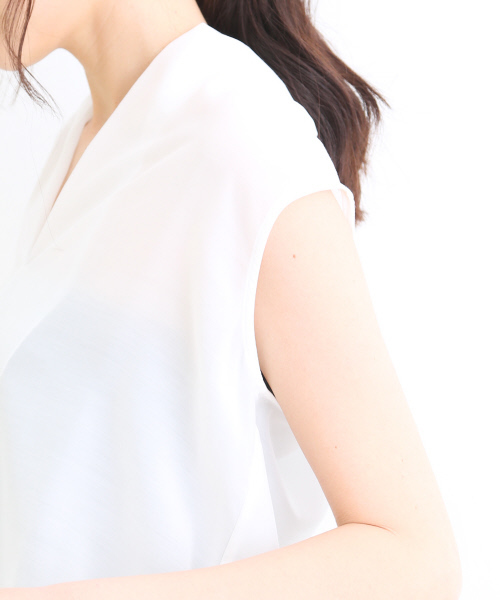 qualite(カリテ)の「Vネックブラウスノースリブ(シャツ/ブラウス・レディース・アイボリー/カーキ/ホワイト/ネイビー・38)」の9枚目の写真