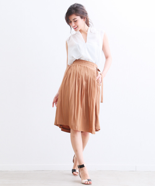 qualite(カリテ)の「Vネックブラウスノースリブ(シャツ/ブラウス・レディース・アイボリー/カーキ/ホワイト/ネイビー・38)」の12枚目の写真