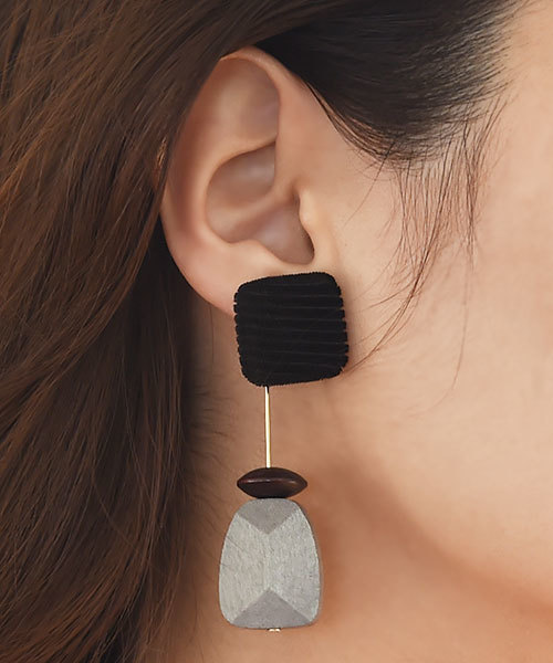 Luz Llena ラズレナ の ベロアスクエアウッドパーツピアス ピアス 両耳用 Wear