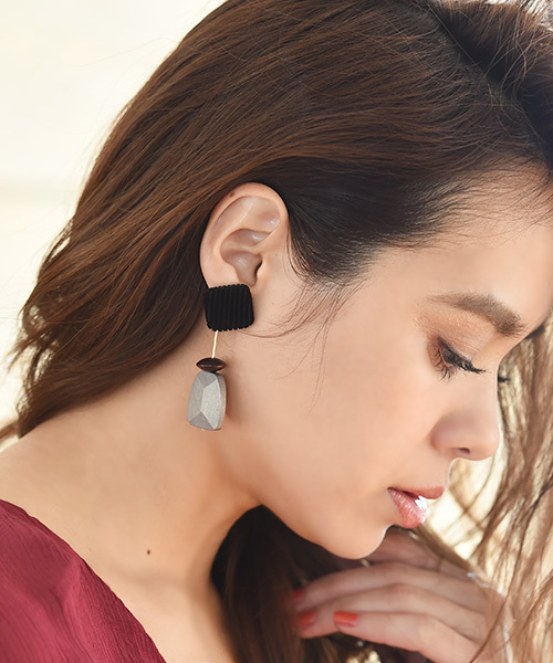 Luz Llena（ラズレナ）の「ベロアスクエアウッドパーツピアス（ピアス（両耳用）・レディース・ブラウン/オレンジ・ﾌﾘ-）」の7枚目の写真