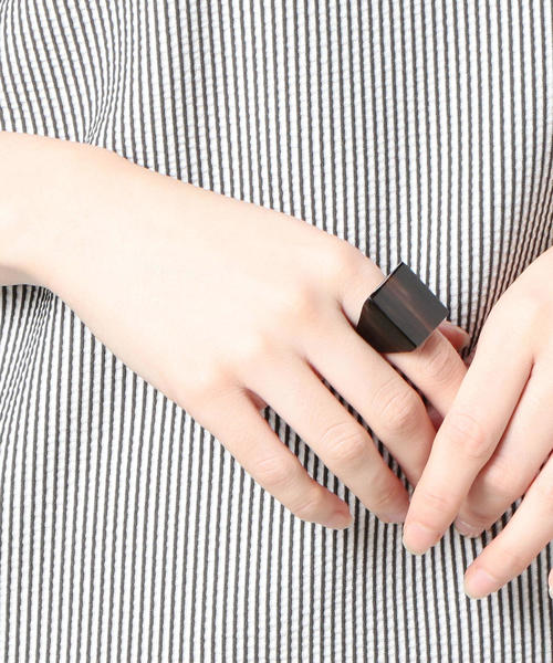 BEAUTY&YOUTH UNITED ARROWS（ビューティーアンドユースユナイテッドアローズ）の「＜L'indochineur＞スクエアリング ◆（リング・レディース・ベージュ/ダークブラウン/ブラック・FREE）」の7枚目の写真