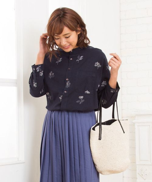 sabstreet my standard(サブストリートマイスタンダード)の「綿麻ボタニカル刺繍ブラウス(シャツ/ブラウス・レディース・ライトグレー/カーキ/ネイビー・15号/9号)」の2枚目の写真
