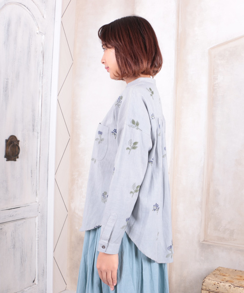 sabstreet my standard(サブストリートマイスタンダード)の「綿麻ボタニカル刺繍ブラウス(シャツ/ブラウス・レディース・ライトグレー/カーキ/ネイビー・15号/9号)」の6枚目の写真