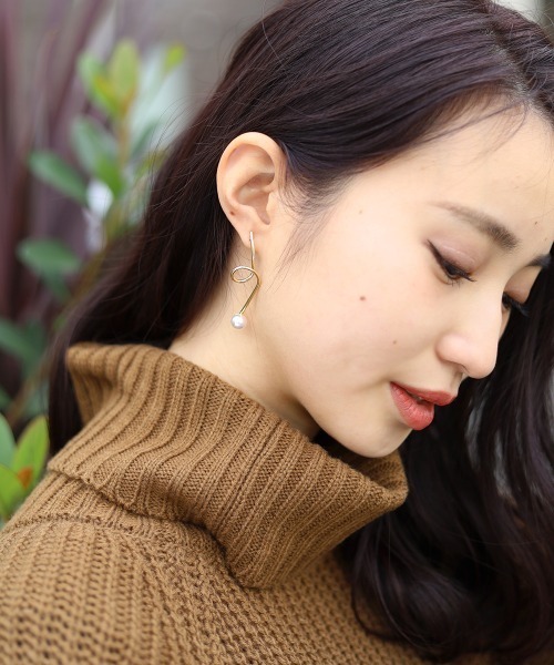 Bou Jeloud(ブージュルード)の「ニュアンスパールピアス(ピアス(両耳用)・レディース・ゴールド・FREE)」の1枚目の写真