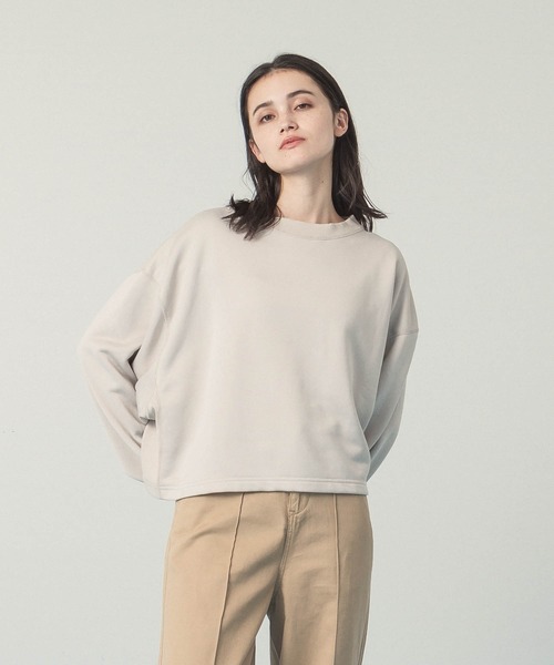 ALLUMER（アリュメール）の「クルーネックショートスウェット（スウェット・レディース・ホワイト/ベージュ/ネイビー・1）」の2枚目の写真