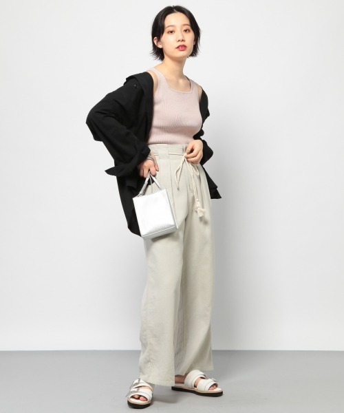 PAGEBOY(ページボーイ)の「2WAYメニーボタンノースリニット(タンクトップ・レディース・ブラック/オフホワイト/グレイッシュベージュ・FREE)」の4枚目の写真