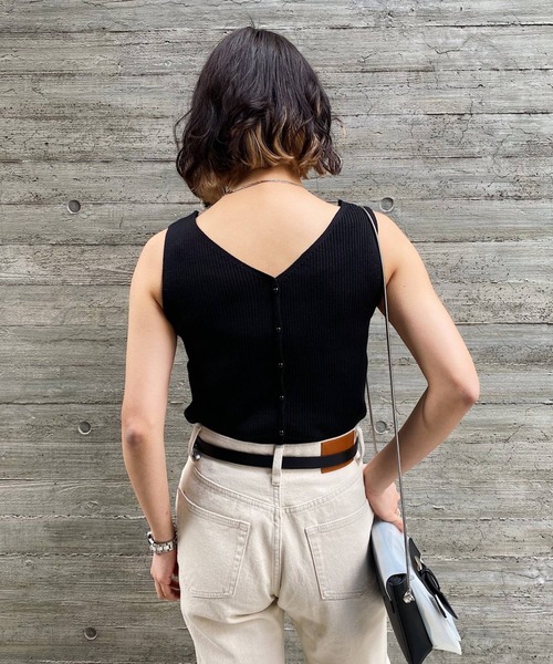 PAGEBOY(ページボーイ)の「2WAYメニーボタンノースリニット(タンクトップ・レディース・ブラック/オフホワイト/グレイッシュベージュ・FREE)」の10枚目の写真