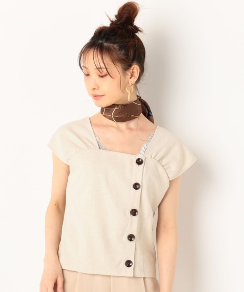 archives（アルシーヴ）の「アシメ釦ギャザーブラウス（シャツ/ブラウス・レディース・チャコールグレー/ダークブラウン/イエロー/アイボリー・MEDIUM）」の2枚目の写真