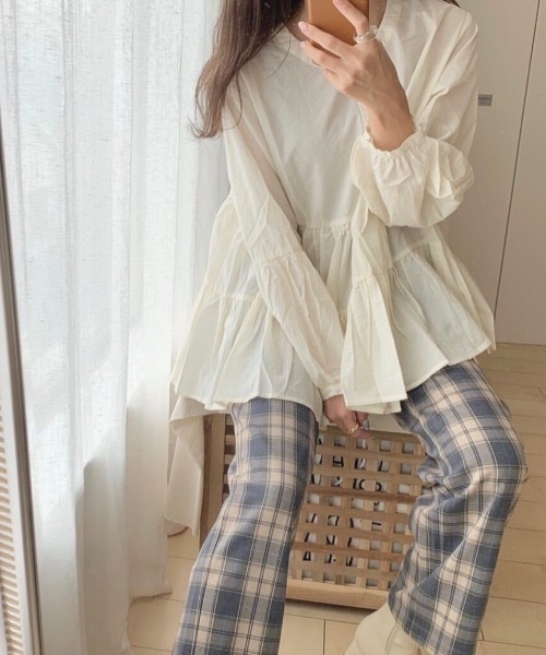 Mysa&Liina(ミーサリーナ)の「バンドカラーティアードブラウス(シャツ/ブラウス・レディース・ブラウン/ベージュ/カーキ/オフホワイト/ピンクベージュ・M)」の2枚目の写真