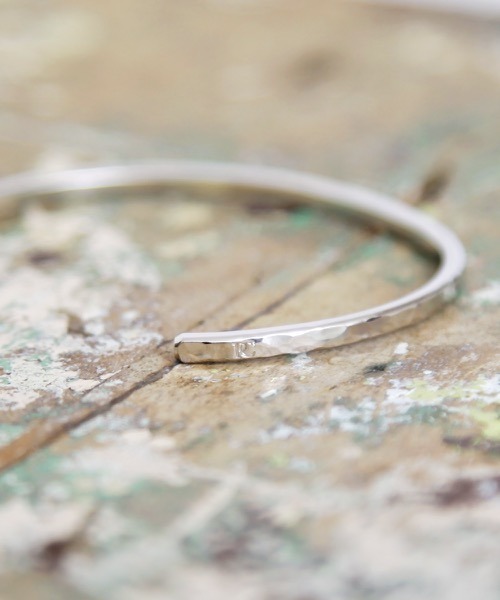 PIECE OF CHORD（ピースオブコード）の「PIECE OF CHORD / 3mmハンマードバングル コーティング（バングル/リストバンド・メンズ・ブラック/シルバー/ゴールド・FREE）」の8枚目の写真