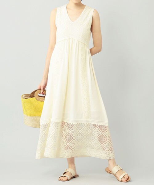 GRACE CONTINENTAL(グレースコンチネンタル)の「フラワーレース刺繍ニットワンピース(ワンピース・レディース・ネイビー/キナリ・36)」の1枚目の写真