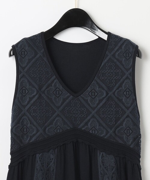 GRACE CONTINENTAL(グレースコンチネンタル)の「フラワーレース刺繍ニットワンピース(ワンピース・レディース・ネイビー/キナリ・36)」の7枚目の写真