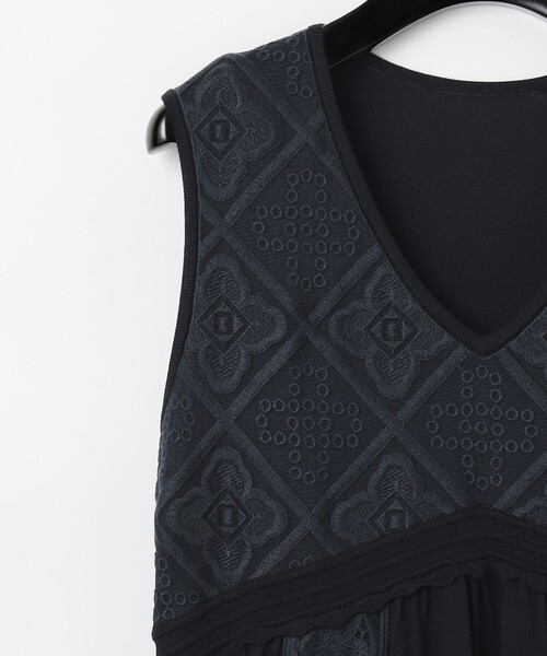 GRACE CONTINENTAL(グレースコンチネンタル)の「フラワーレース刺繍ニットワンピース(ワンピース・レディース・ネイビー/キナリ・36)」の10枚目の写真