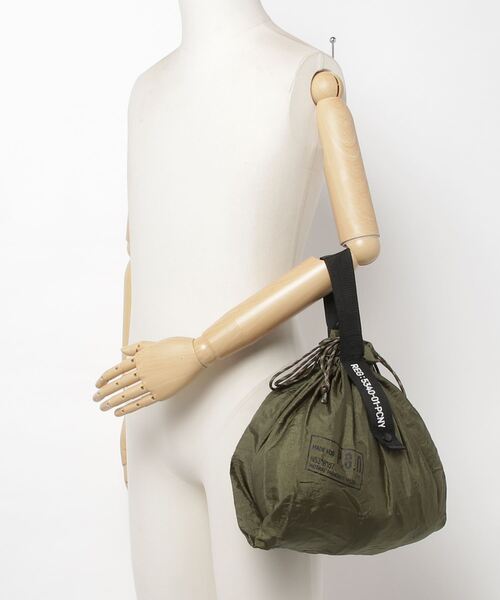 JACK & MARIE(ジャックアンドマリー)の「POSTGENERAL PACKABLE PARACHUTE NYLON BAG (ポストジェネラル )(エコバッグ/サブバッグ・メンズ・ブラック/オリーブ/ブラウン系その他・FREE)」の6枚目の写真