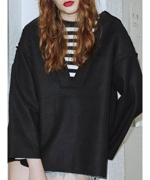 jouetie（ジュエティ）の「Vネックカットオフプルオーバー（スウェット・レディース・ブラック/ブラウン/ピンク/ブルー・MEDIUM）」の2枚目の写真