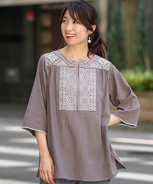 チチカカ（チチカカ）の「クロス刺繍プルオーバー（シャツ/ブラウス・レディース・チャコールグレー/グリーン/アイボリー・FREE）」の2枚目の写真