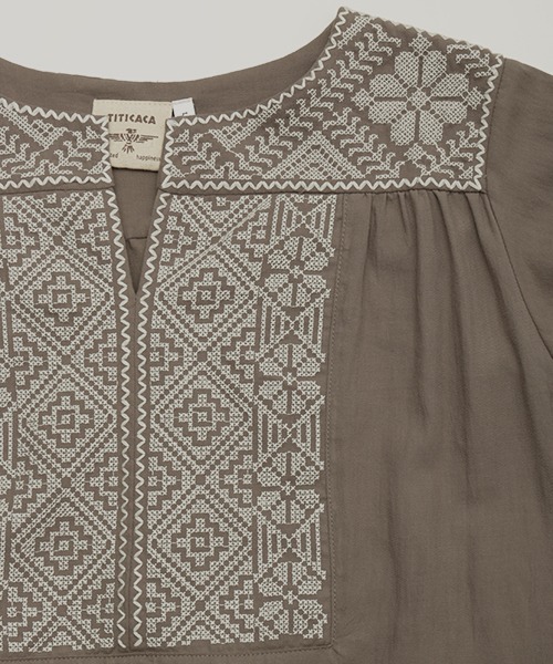 チチカカ（チチカカ）の「クロス刺繍プルオーバー（シャツ/ブラウス・レディース・チャコールグレー/グリーン/アイボリー・FREE）」の18枚目の写真