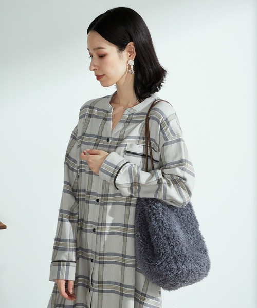 ONIGIRI(オニギリ)の「【一部店舗限定】 <リバーシブル> ボア×ボアバッグ(トートバッグ・レディース・ベージュ/チャコール・FREE)」の5枚目の写真