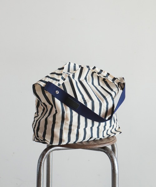 rapiecage（ラピエサージュ）の「ポケッタブル　プリントバッグ（ショルダーバッグ・レディース・サックスブルー/マスタード/キナリ/ネイビー/ボルドー・FREE）」の2枚目の写真