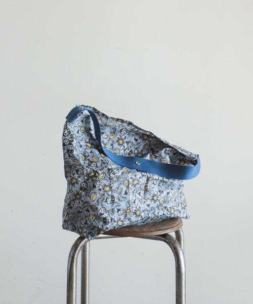 rapiecage（ラピエサージュ）の「ポケッタブル　プリントバッグ（ショルダーバッグ・レディース・サックスブルー/マスタード/キナリ/ネイビー/ボルドー・FREE）」の3枚目の写真