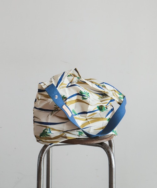 rapiecage（ラピエサージュ）の「ポケッタブル　プリントバッグ（ショルダーバッグ・レディース・サックスブルー/マスタード/キナリ/ネイビー/ボルドー・FREE）」の4枚目の写真
