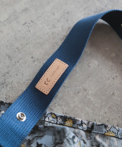 rapiecage（ラピエサージュ）の「ポケッタブル　プリントバッグ（ショルダーバッグ・レディース・サックスブルー/マスタード/キナリ/ネイビー/ボルドー・FREE）」の20枚目の写真