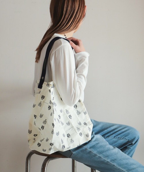 rapiecage（ラピエサージュ）の「ポケッタブル　プリントバッグ（ショルダーバッグ・レディース・サックスブルー/マスタード/キナリ/ネイビー/ボルドー・FREE）」の12枚目の写真