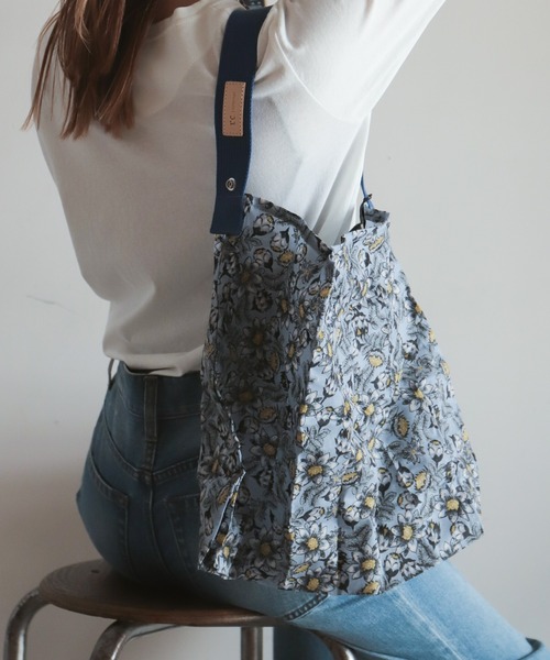 rapiecage（ラピエサージュ）の「ポケッタブル　プリントバッグ（ショルダーバッグ・レディース・サックスブルー/マスタード/キナリ/ネイビー/ボルドー・FREE）」の19枚目の写真